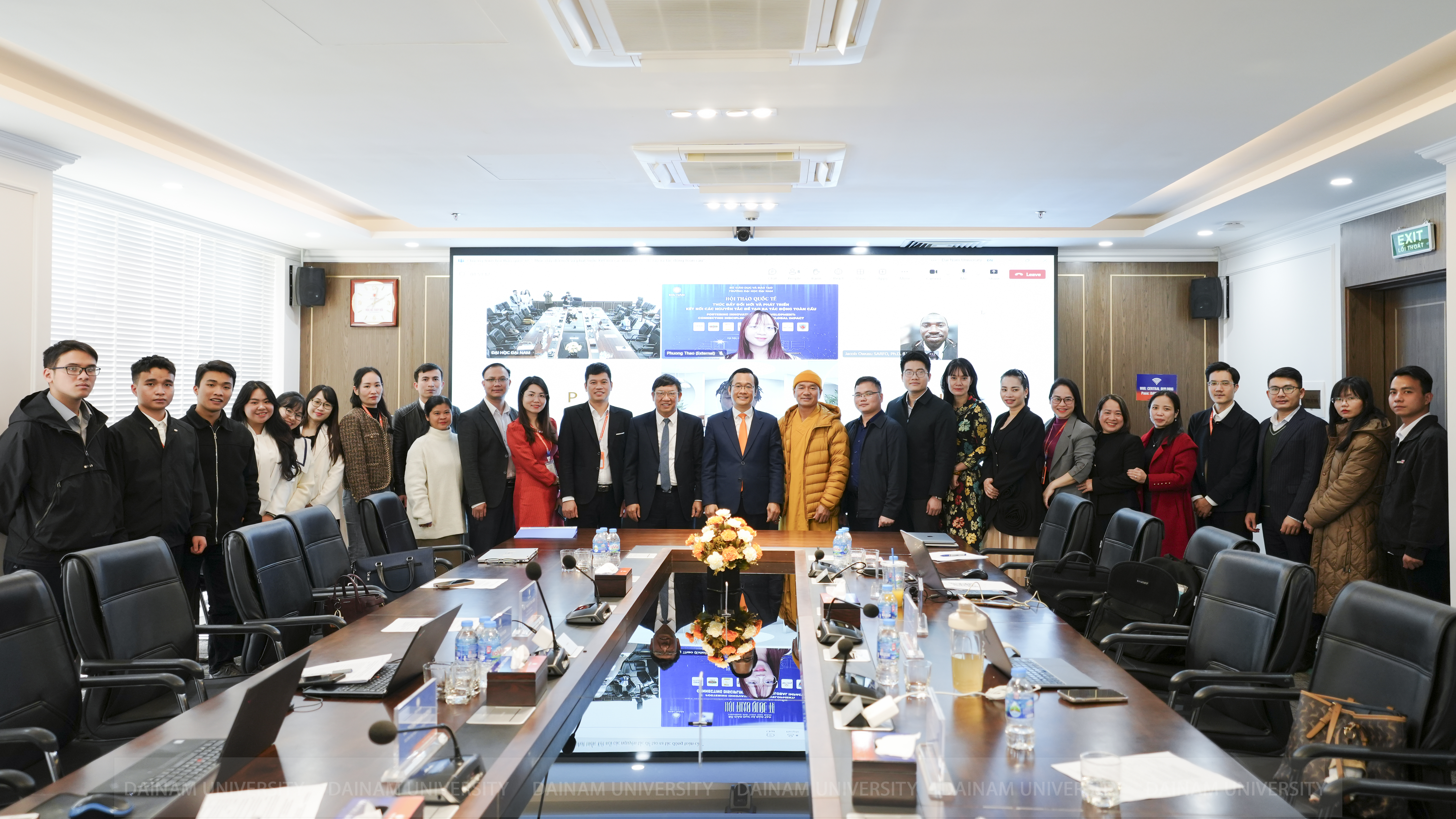 TS. Nguyễn Văn Sườn (Thượng toạ Thích Thiện Xuân) - Chủ tịch Viện Khoa học và Bổ trợ pháp lý trình bày tham luận tại Hội thảo quốc tế về đổi mới và phát triển toàn cầu