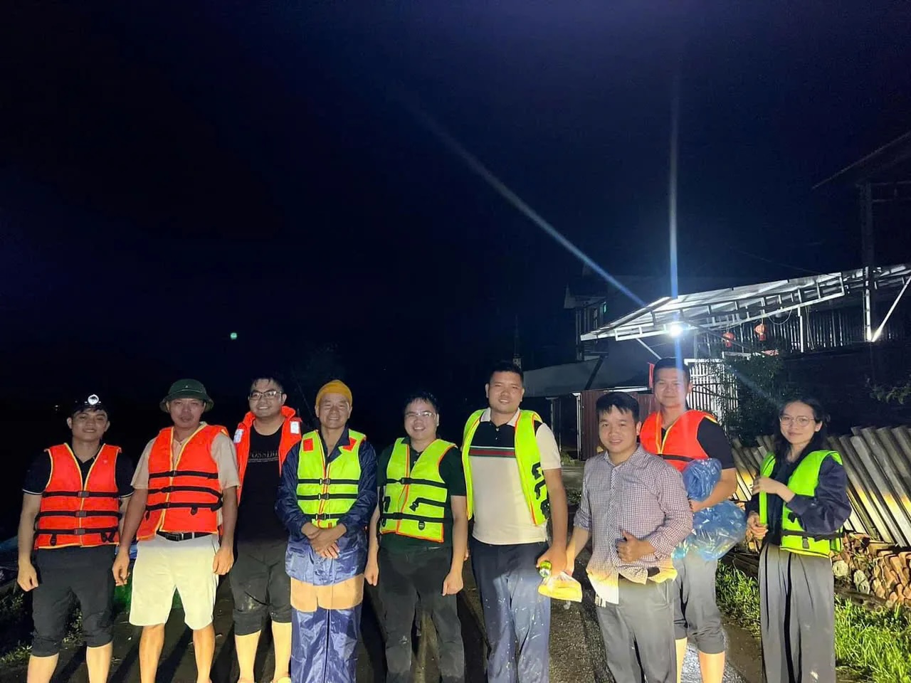 Viện Khoa học và Bổ trợ pháp lý: Cứu trợ người dân vùng lũ tại Việt Yên, Bắc Giang